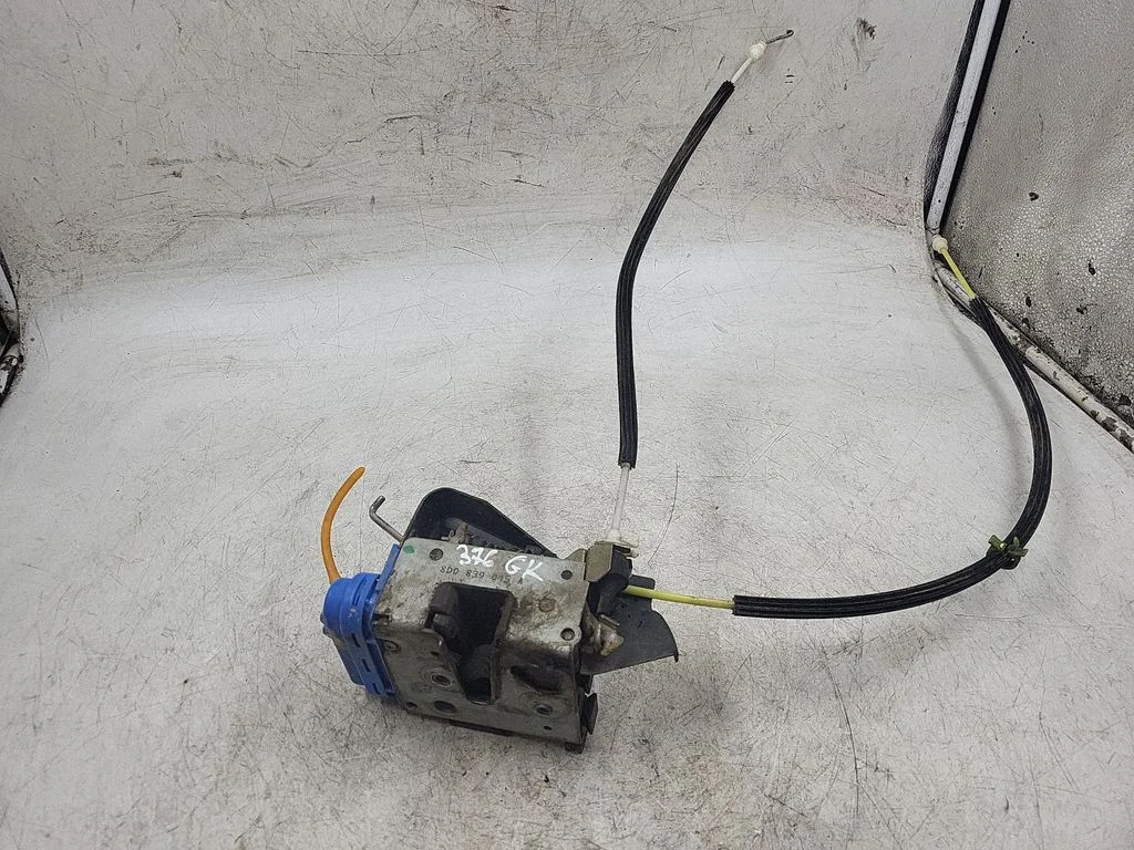 Rear door lock 8D0839015