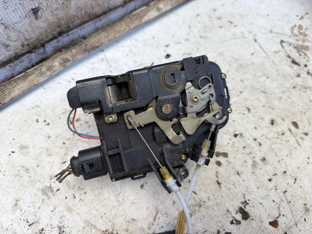 Rear door lock 4B0839015A