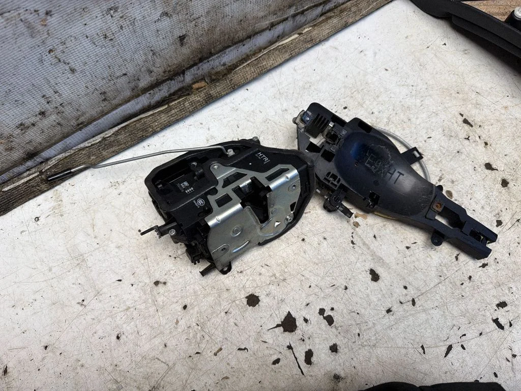 Rear door lock 7060296