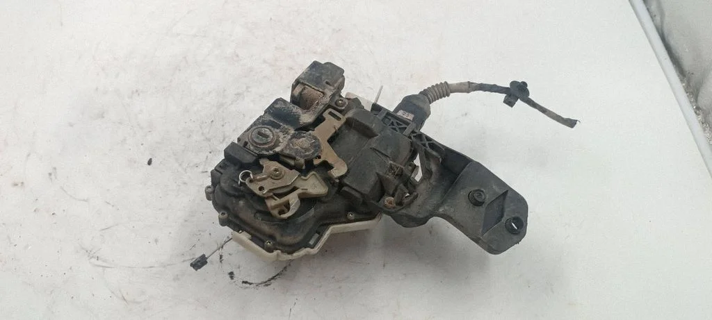 Rear door lock 117626104