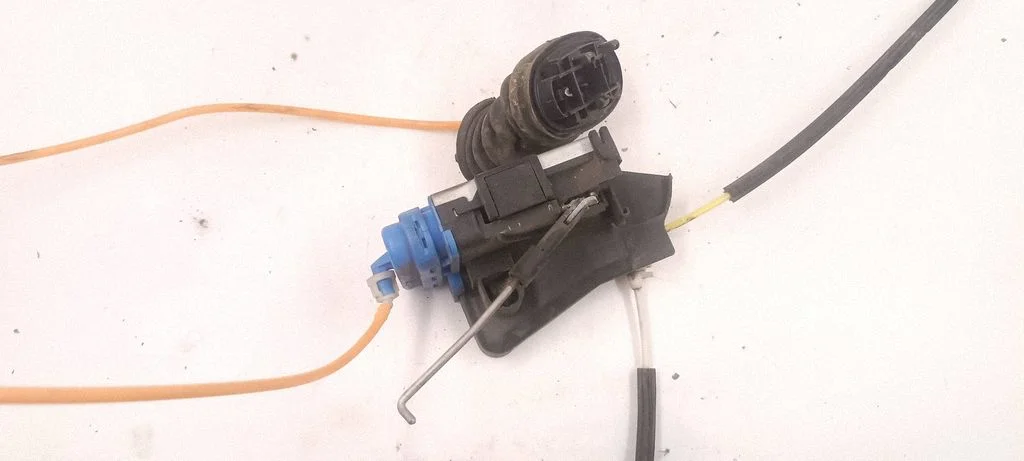 Rear door lock 8D0839015A