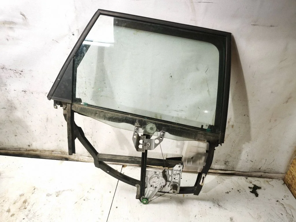 Mechaninis galinio lango pakėlimo mechanizmas