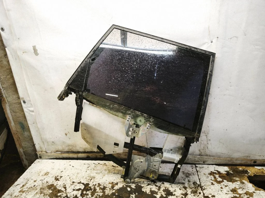 Mechaninis galinio lango pakėlimo mechanizmas