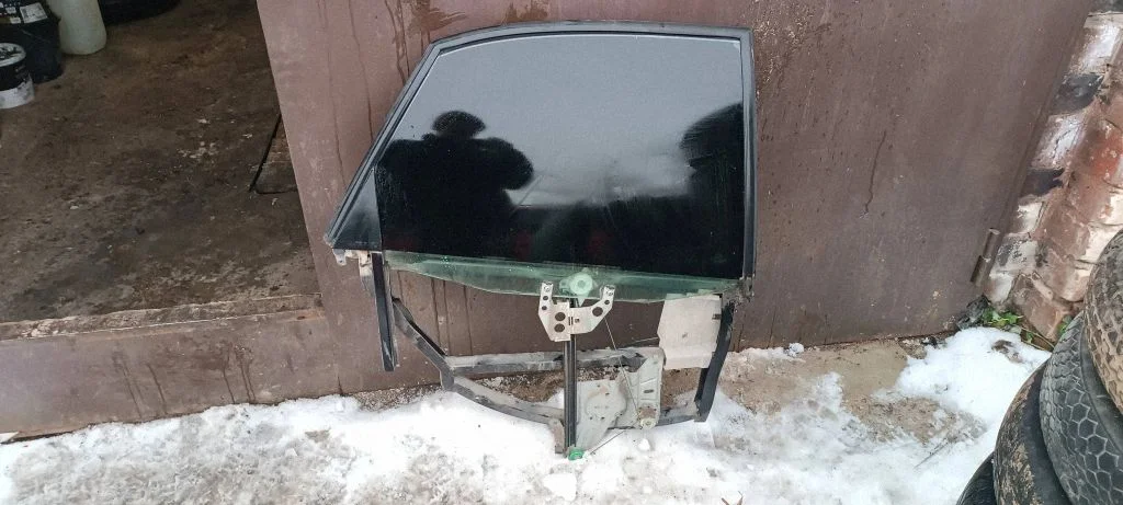 Mechaninis galinio lango pakėlimo mechanizmas