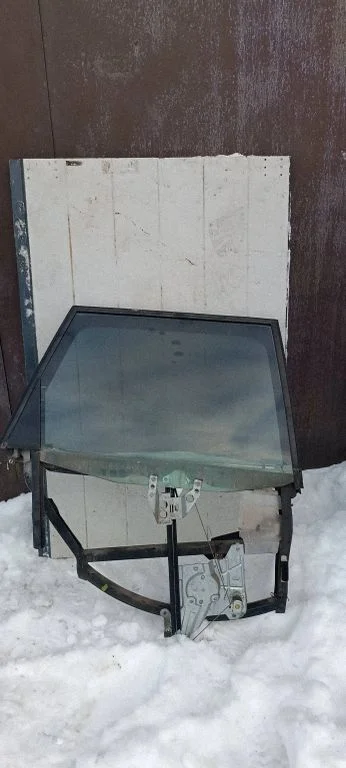 Mechaninis galinio lango pakėlimo mechanizmas
