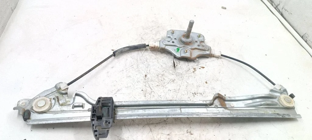 Mechaninis galinio lango pakėlimo mechanizmas
