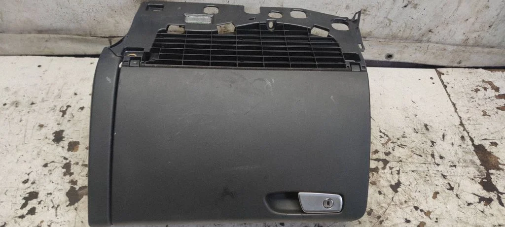 Glove box