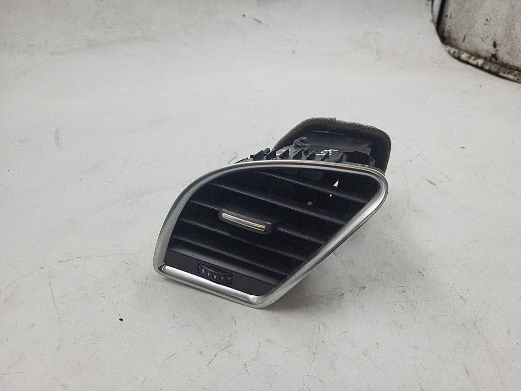 Dashboard side air vent grill/cover trim 8T2820901C