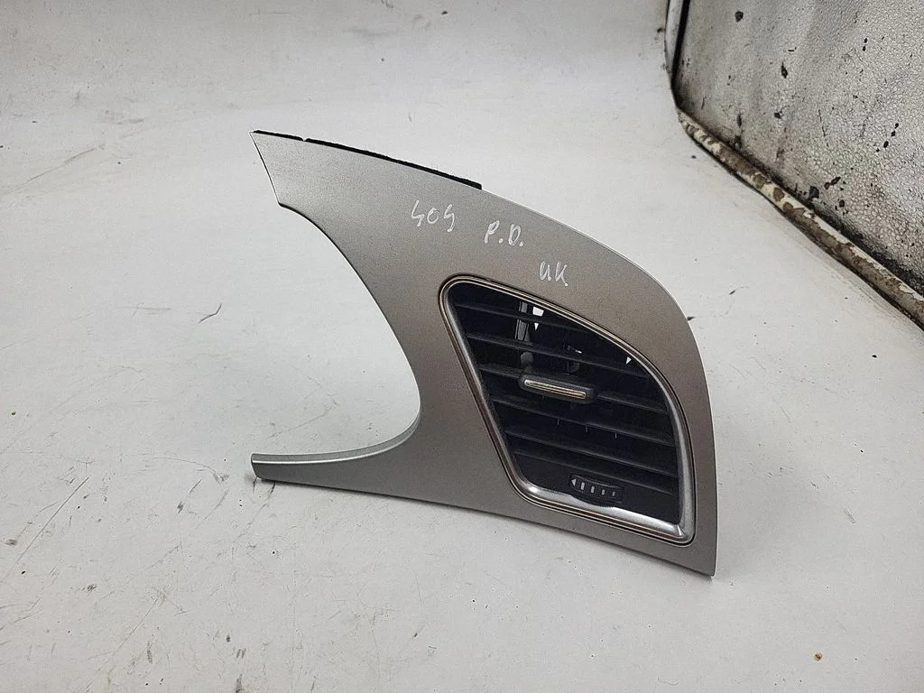 Dashboard side air vent grill/cover trim 8K2820902G
