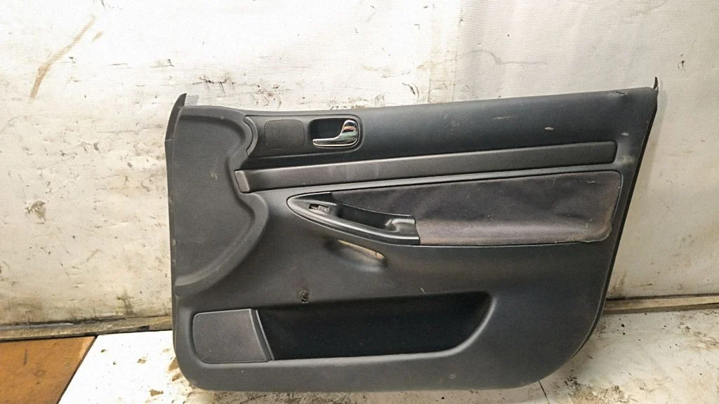 Priekšējo durvju apšuvums 8D0867106