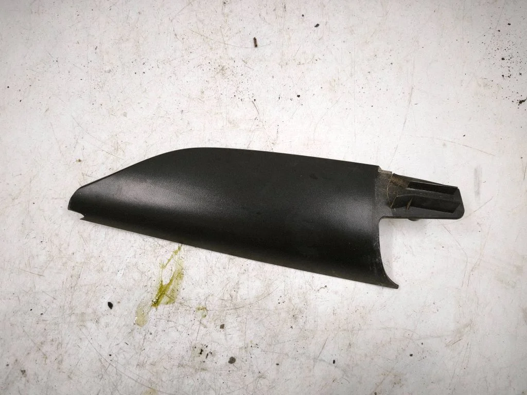 Kita priekinių durų apdailos detalė