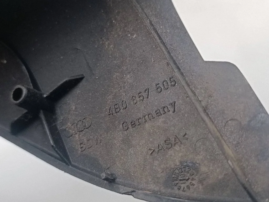 Kita priekinių durų apdailos detalė