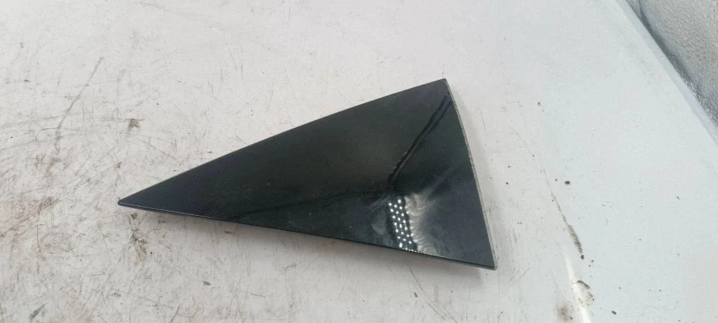 Kita galinių durų apdailos detalė