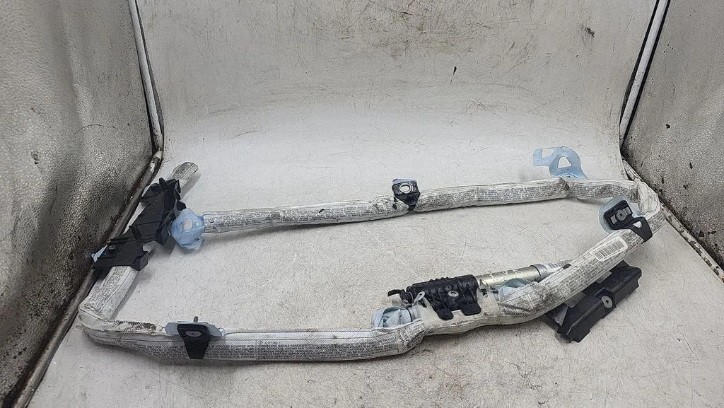 Roof airbag – left