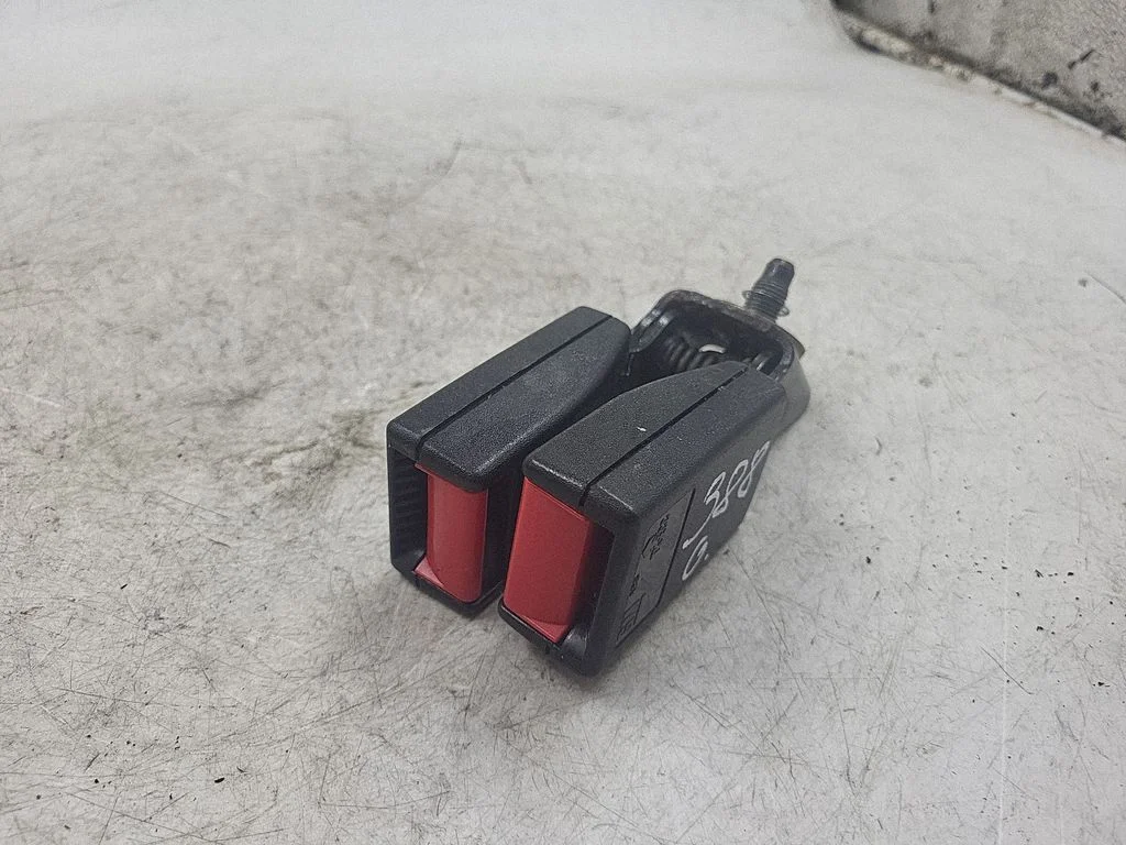 Rear seatbelt buckle