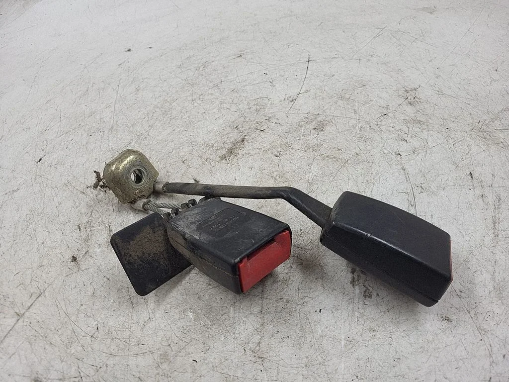 Tagumise turvavöö pannal – tagumine vasak
