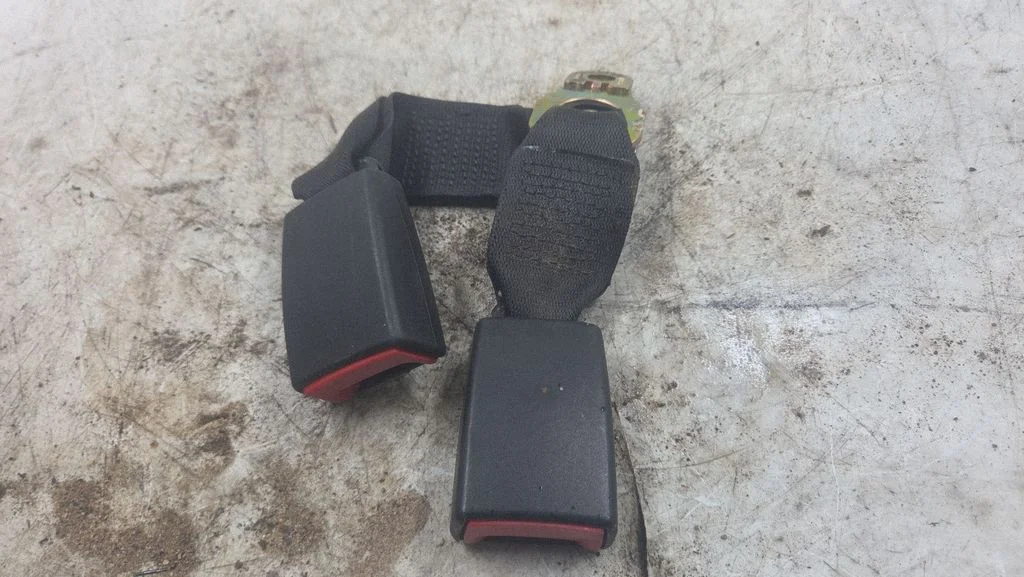 Rear seatbelt buckle
