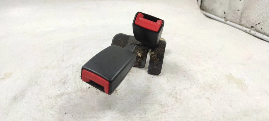 Rear seatbelt buckle 8d0857739d
