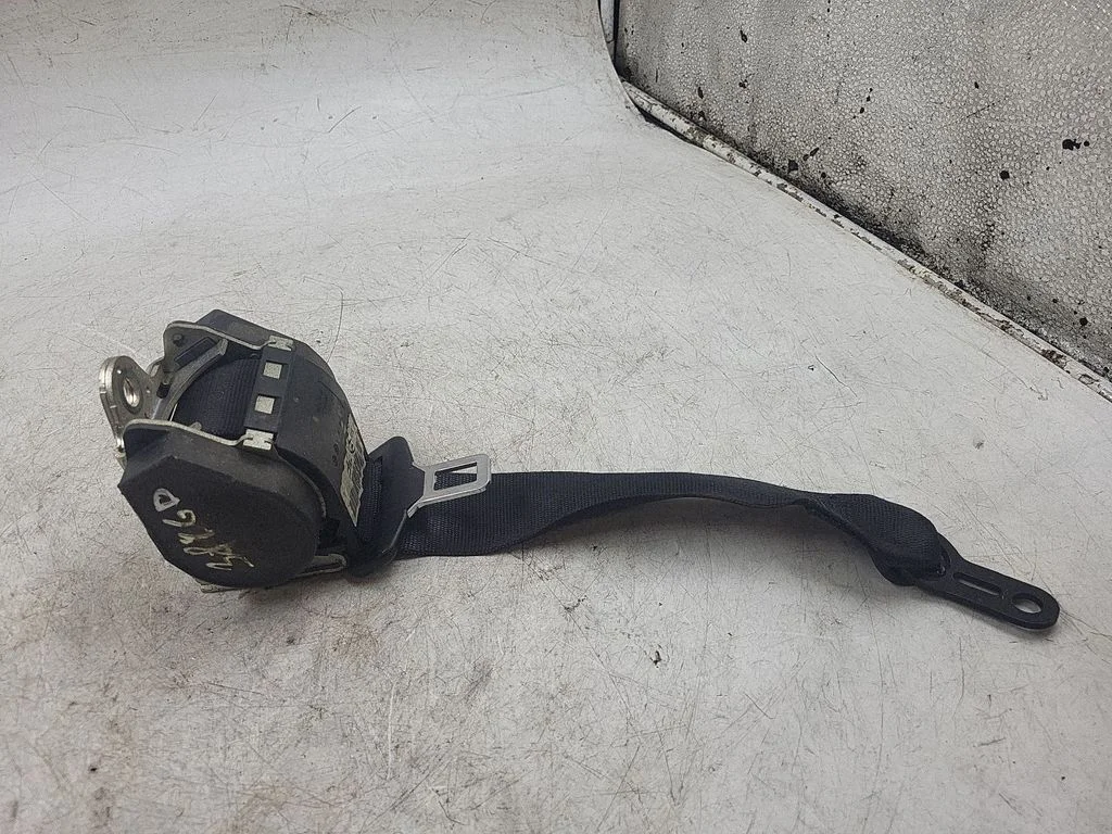 Rear seatbelt – rear right