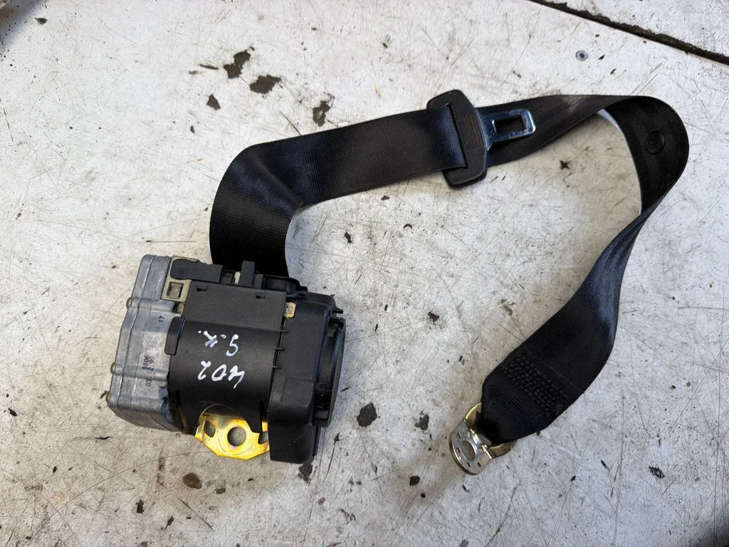 Rear seatbelt 4B9857605