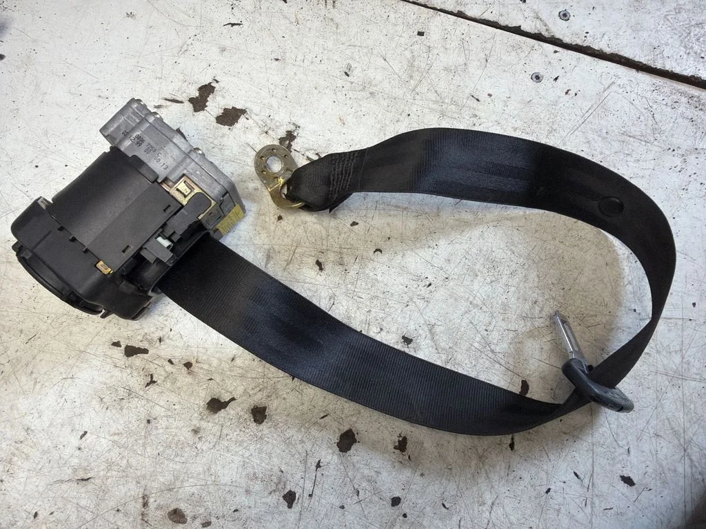 Rear seatbelt – rear right
