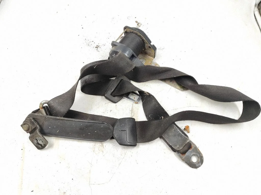 Front seatbelt – front left