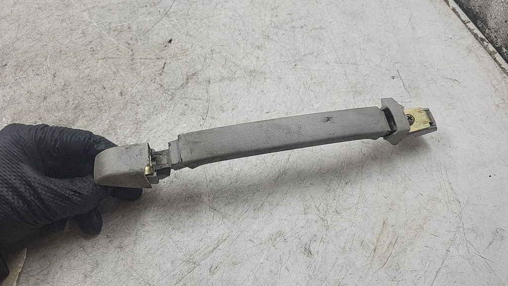 Rear interior roof grab handle 8231324