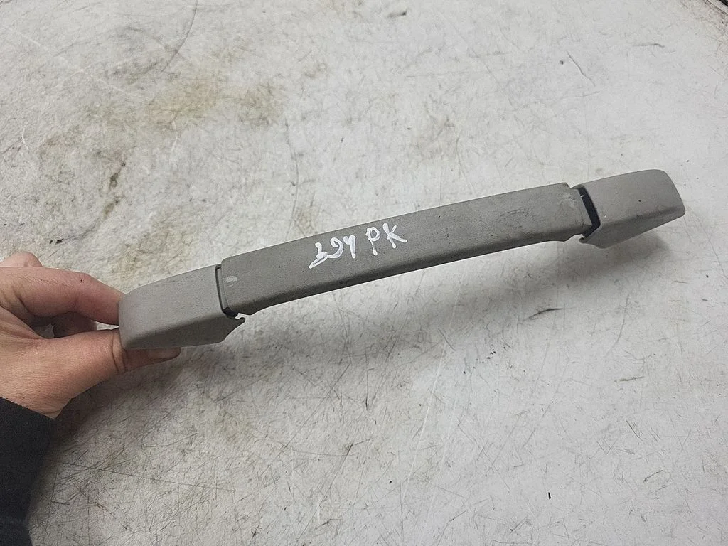 Front interior roof grab handle 8231321