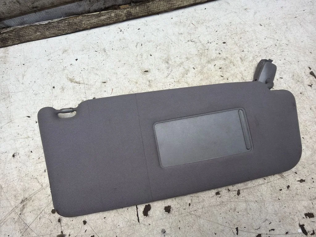 Sun visor – front right