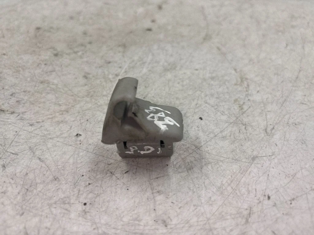 Sun visor clip/hook/bracket – front right