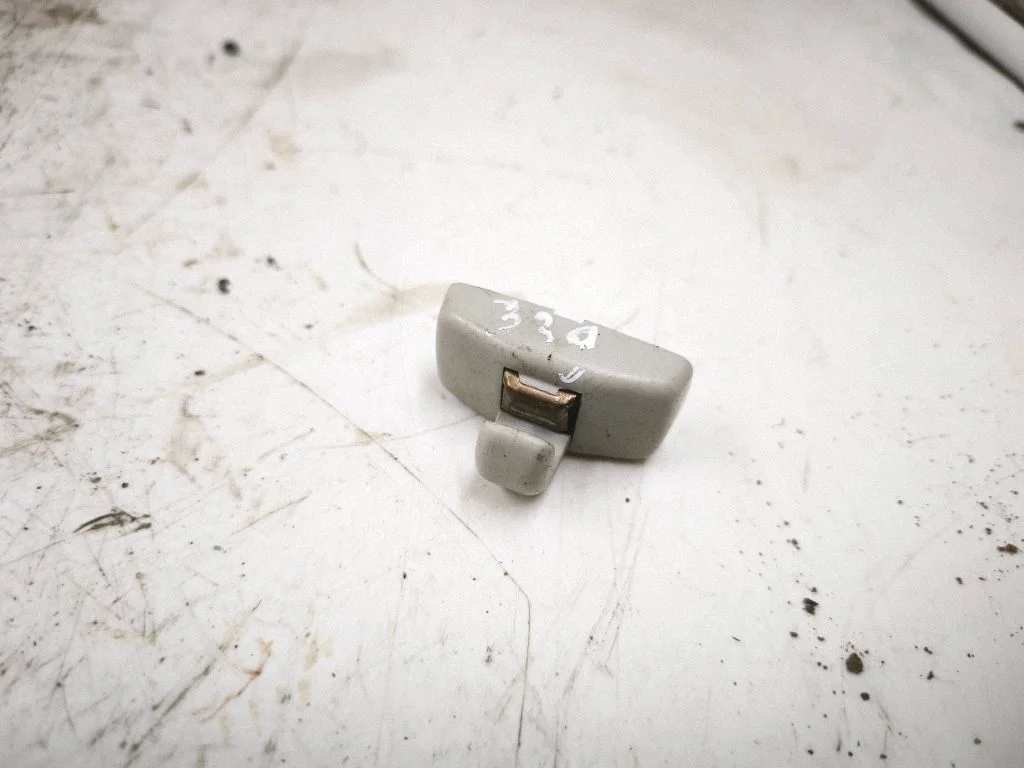 Sun visor clip/hook/bracket 443857562B