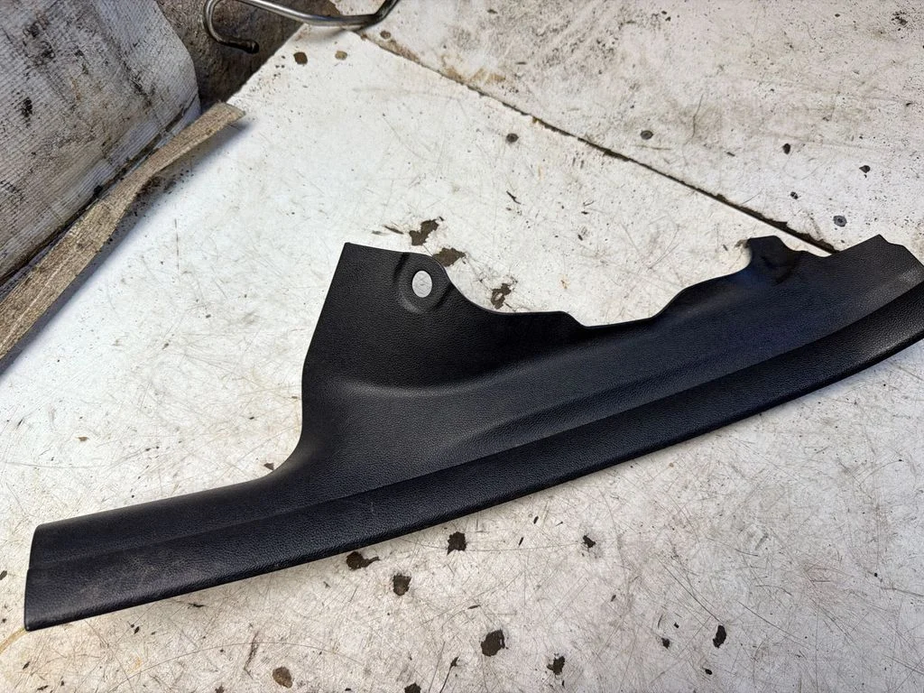 Rear sill trim cover 11242010