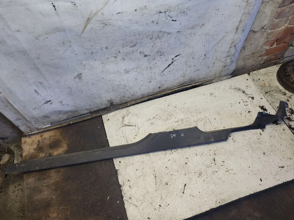 Front sill trim cover 8D0853906