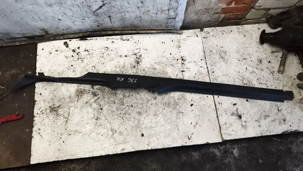 Front sill trim cover 8D0853906