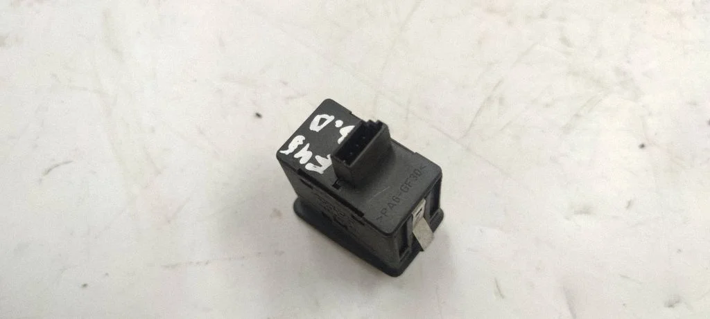 Electric window control switch 6902174
