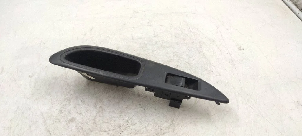 Elektrisko logu slēdzis 82960AV760