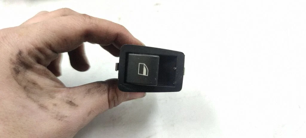 Electric window control switch 6902174