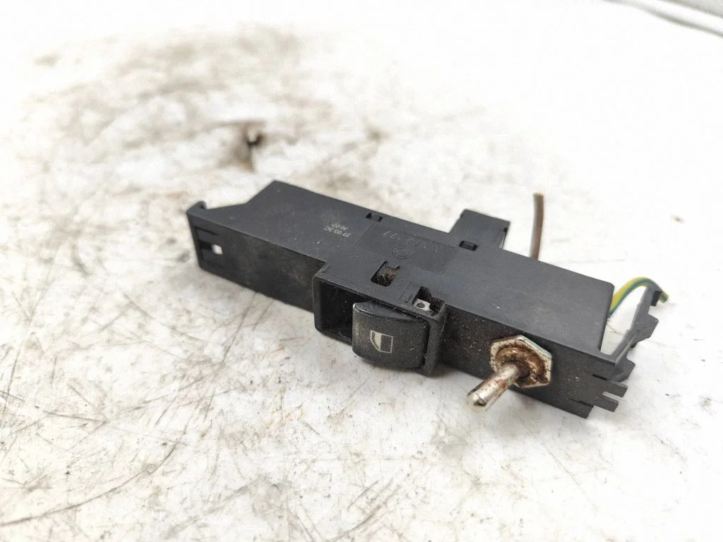 Electric window control switch 6902177