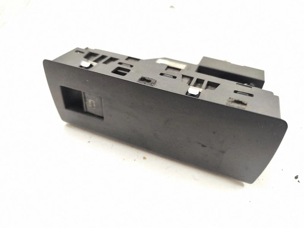 Electric window control switch 6952797