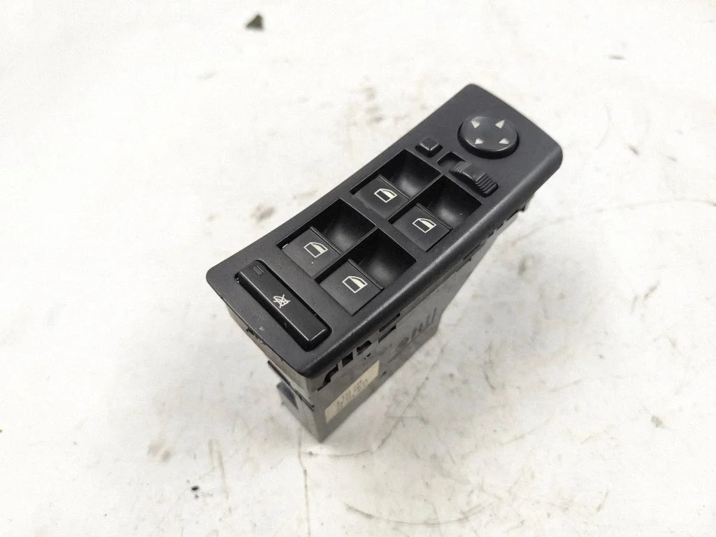 Electric window control switch 6952796