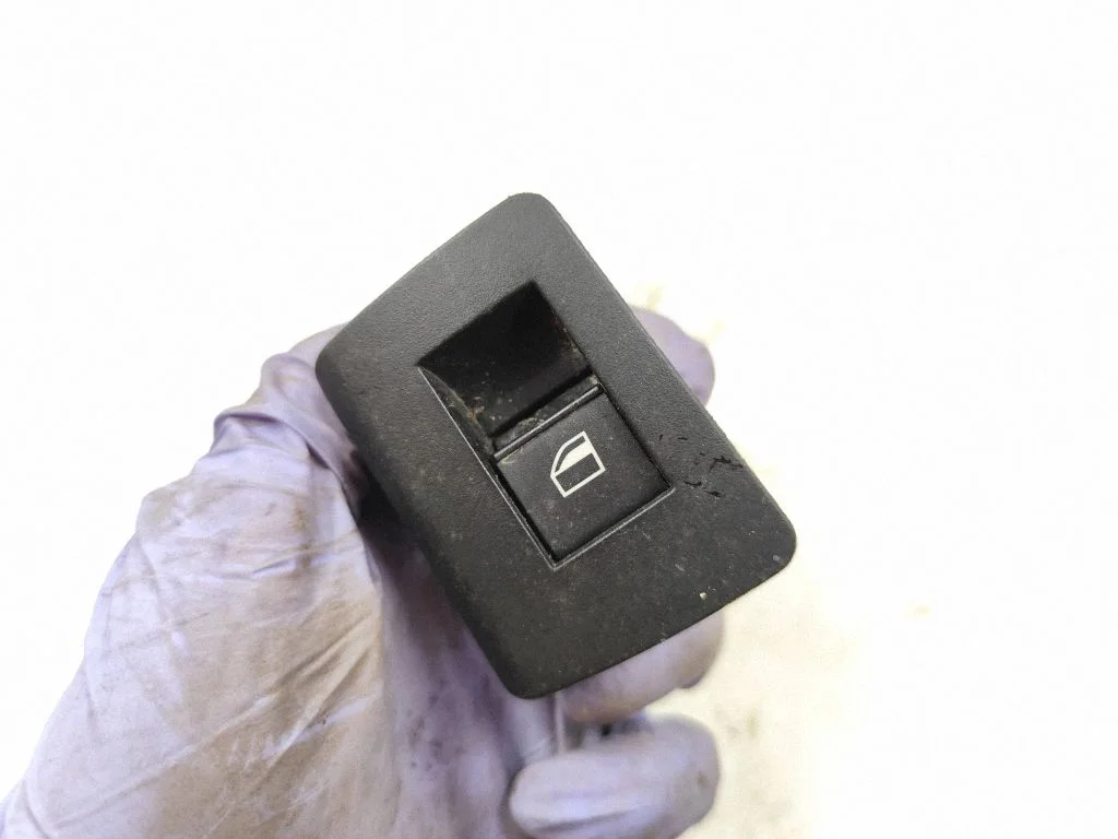 Electric window control switch 8385956
