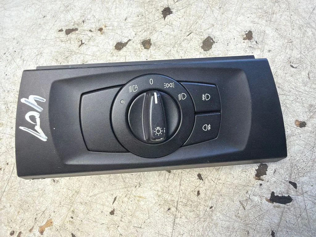 Light switch 6932796