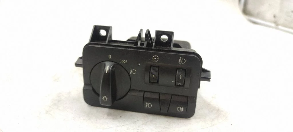 Light switch 6936832