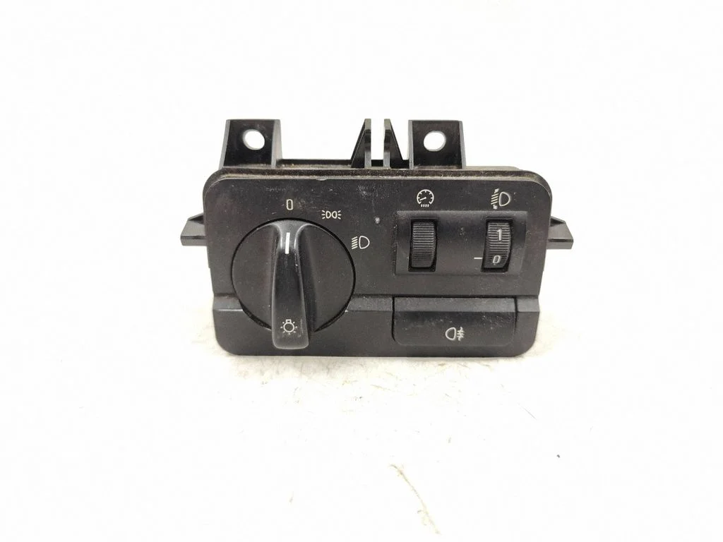 Light switch 6907944