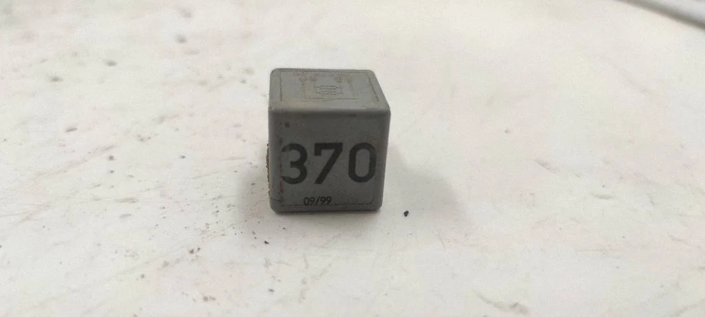 Other relay 8D0951253
