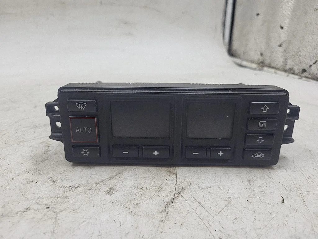 Gaisa kondicioniera/klimata/sildītāja vadības bloks (salonā) 8L0820043