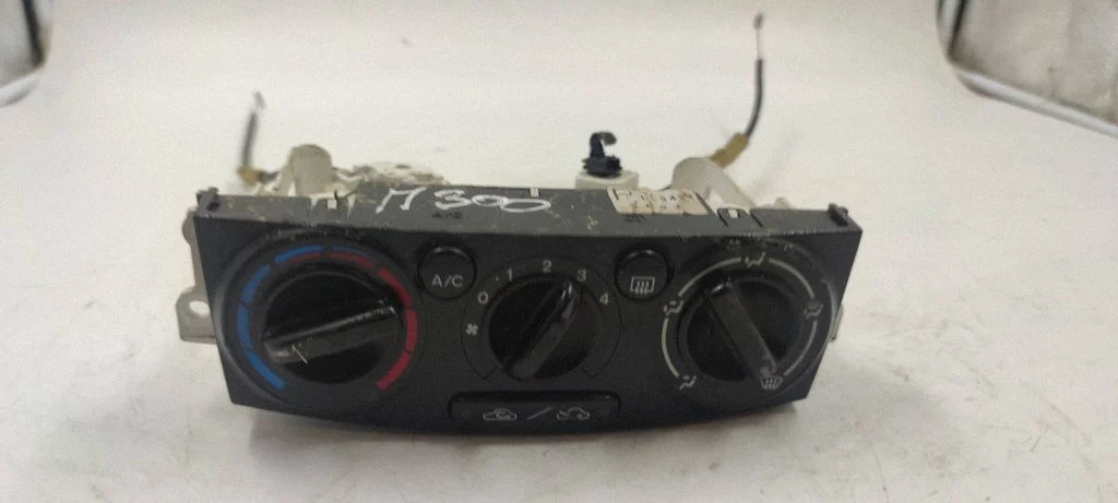 Kliimaseadme/kütte juhtplokk (salongis) LC94B – Mazda MPV II LW (1999-2007)
