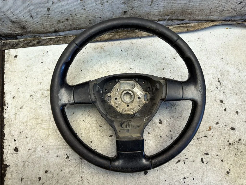 Steering wheel 61618000