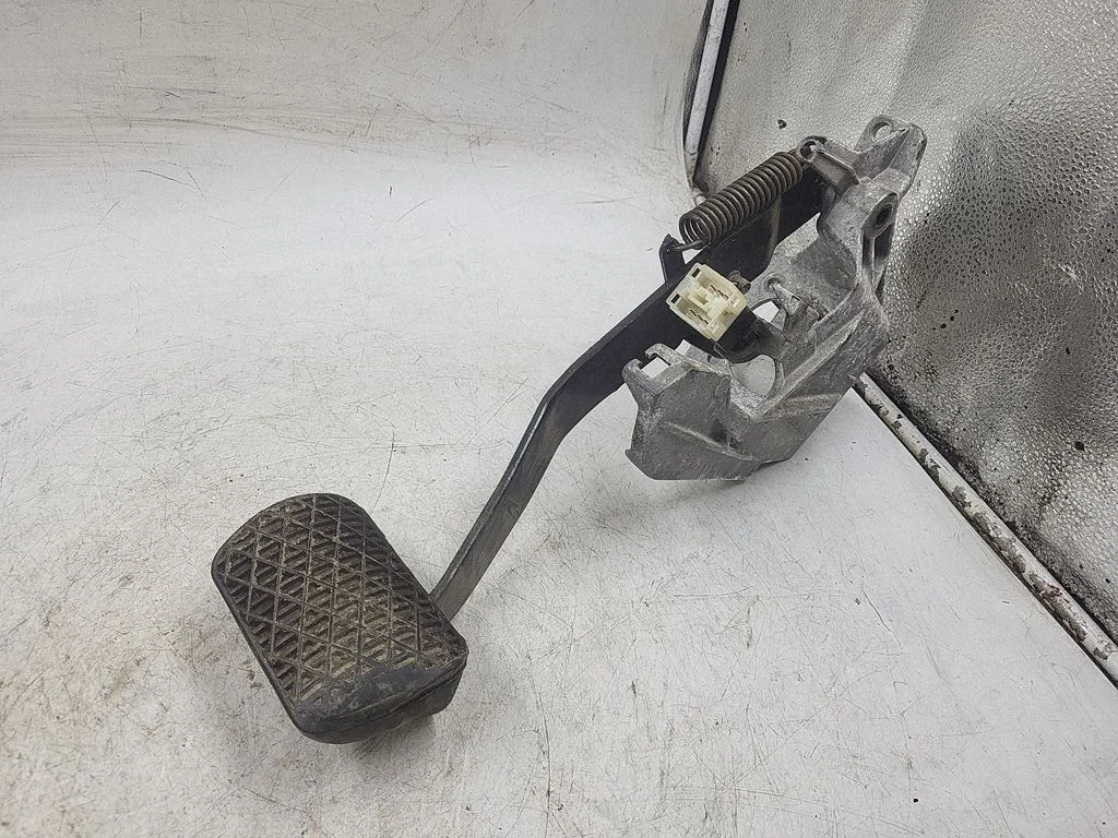 Accelerator throttle pedal