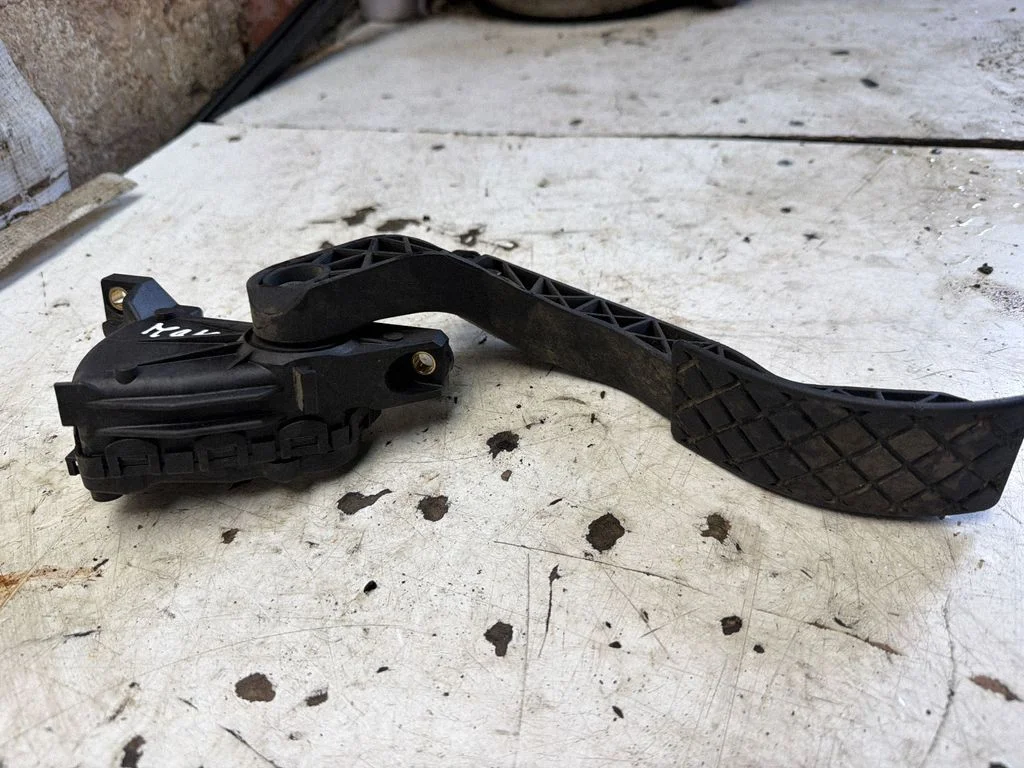 Accelerator throttle pedal 8D1723523G